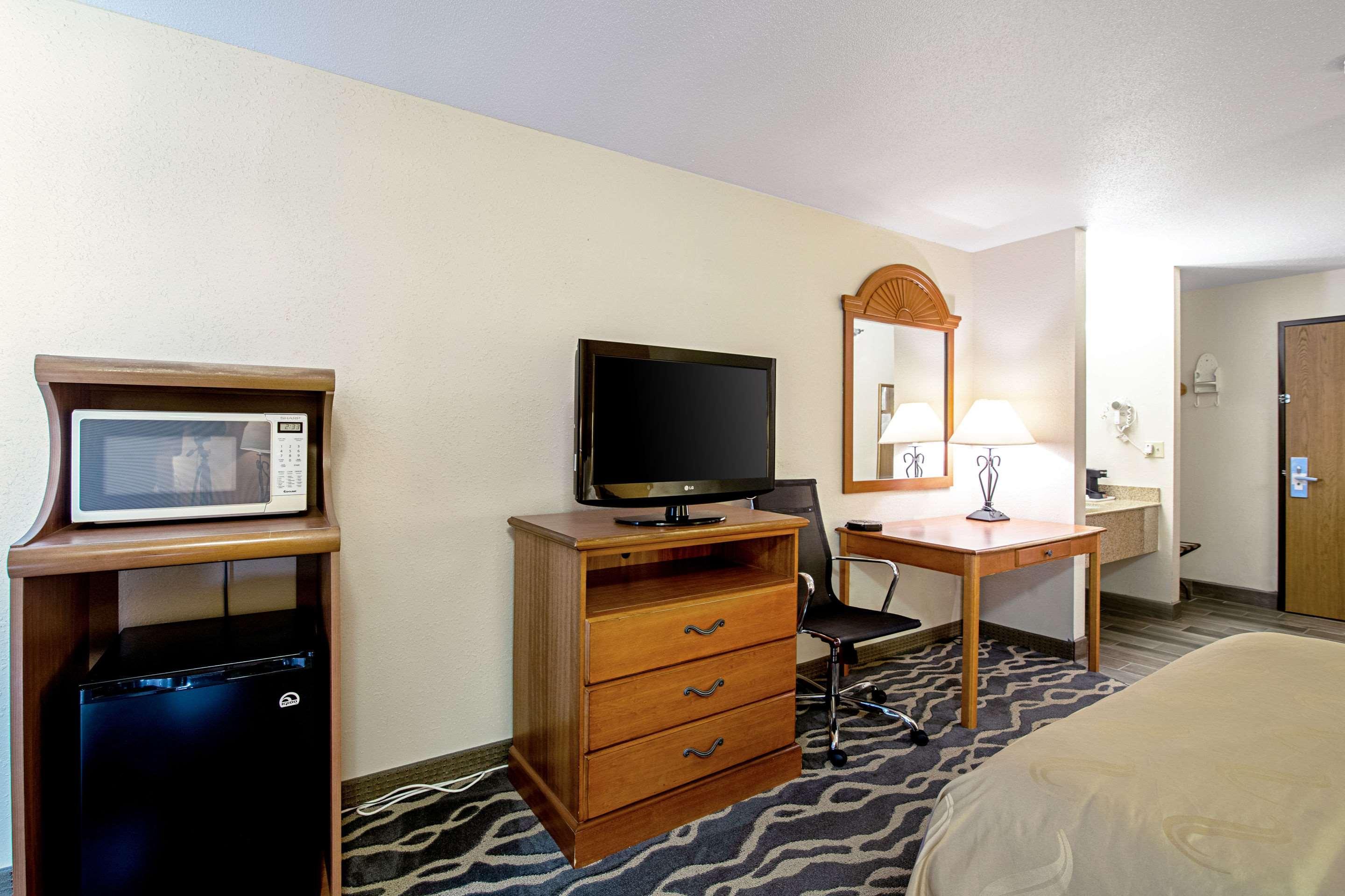 Quality Inn Huron Bagian luar foto