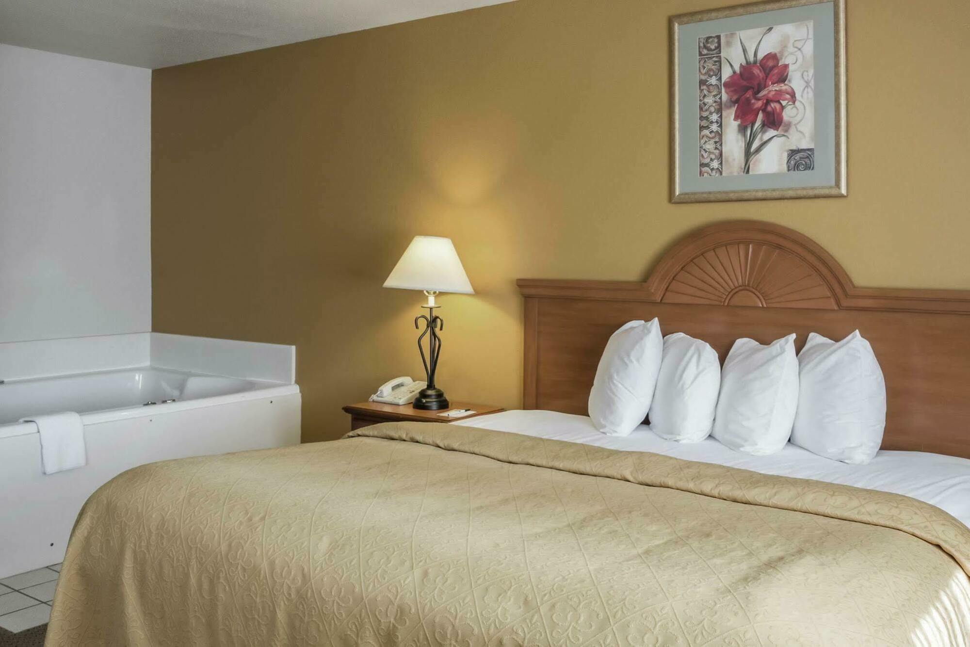 Quality Inn Huron Bagian luar foto