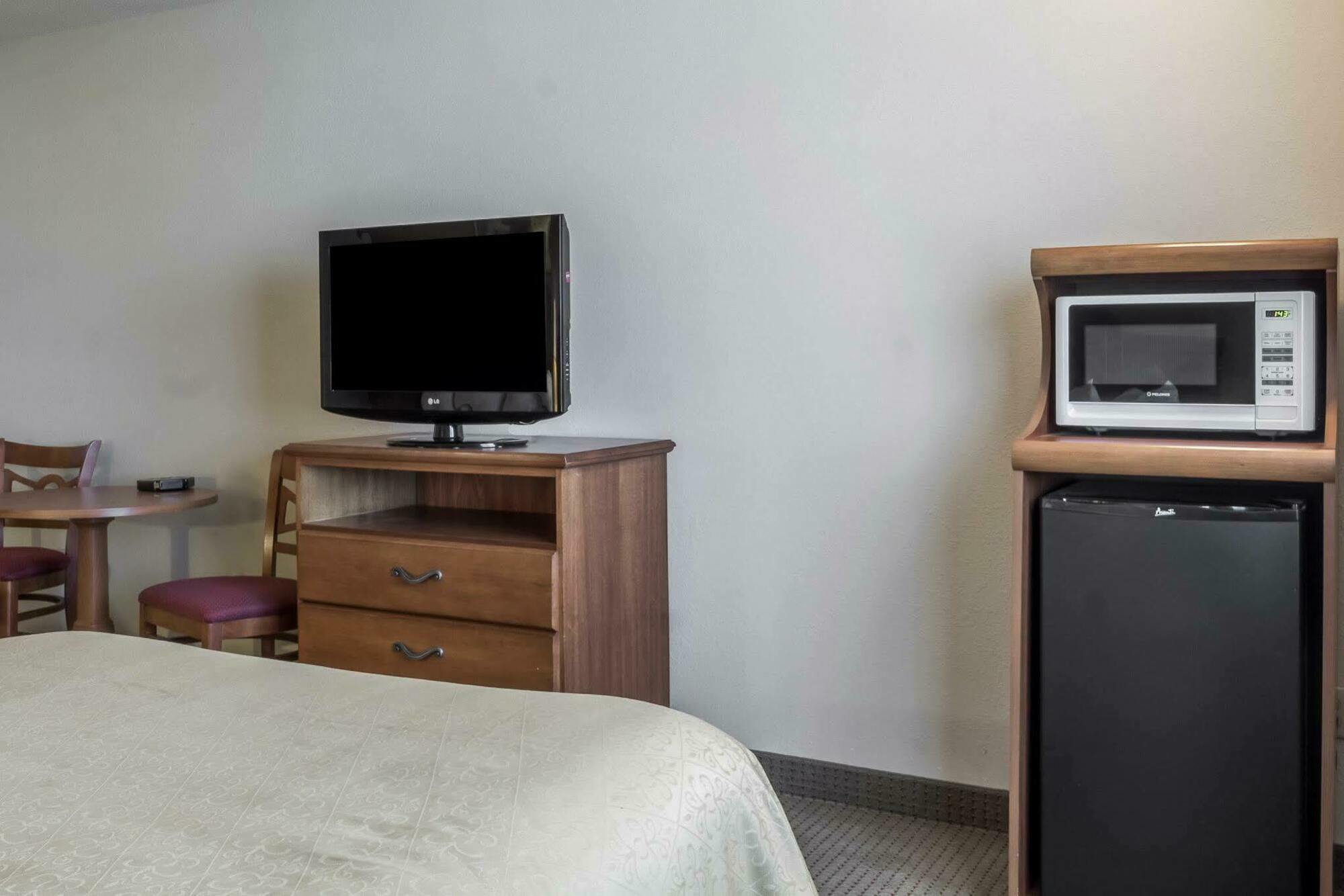 Quality Inn Huron Bagian luar foto