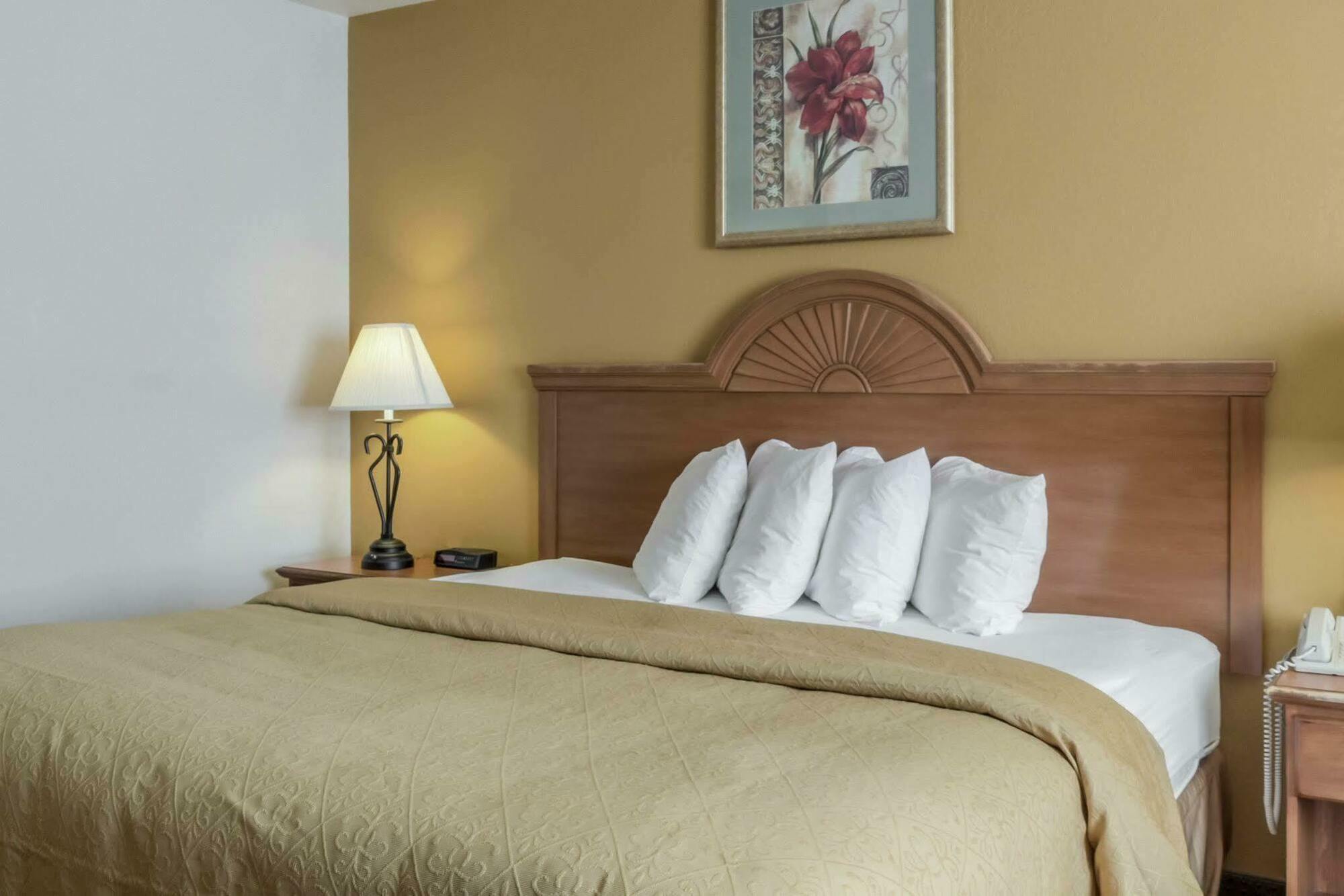Quality Inn Huron Bagian luar foto