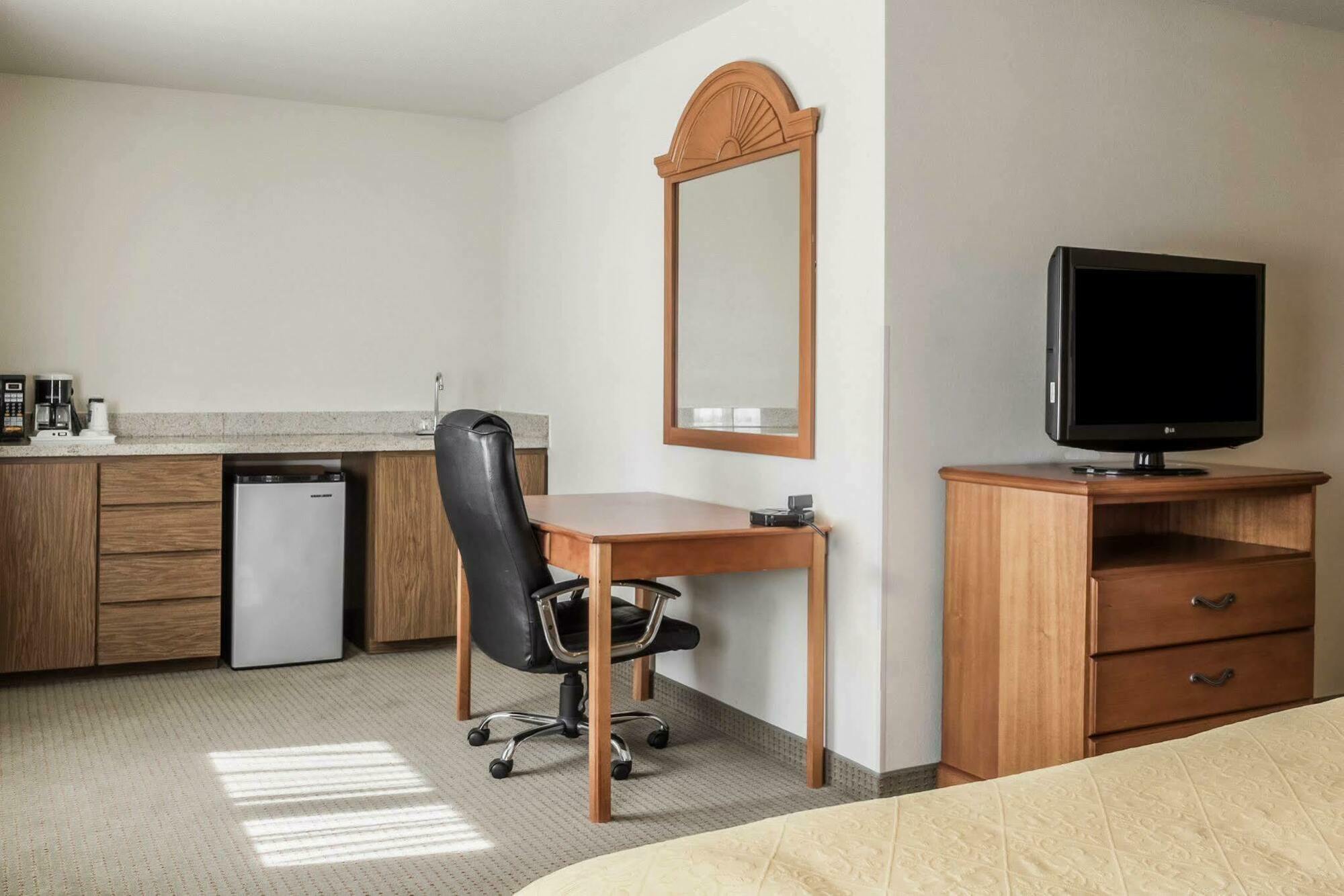 Quality Inn Huron Bagian luar foto