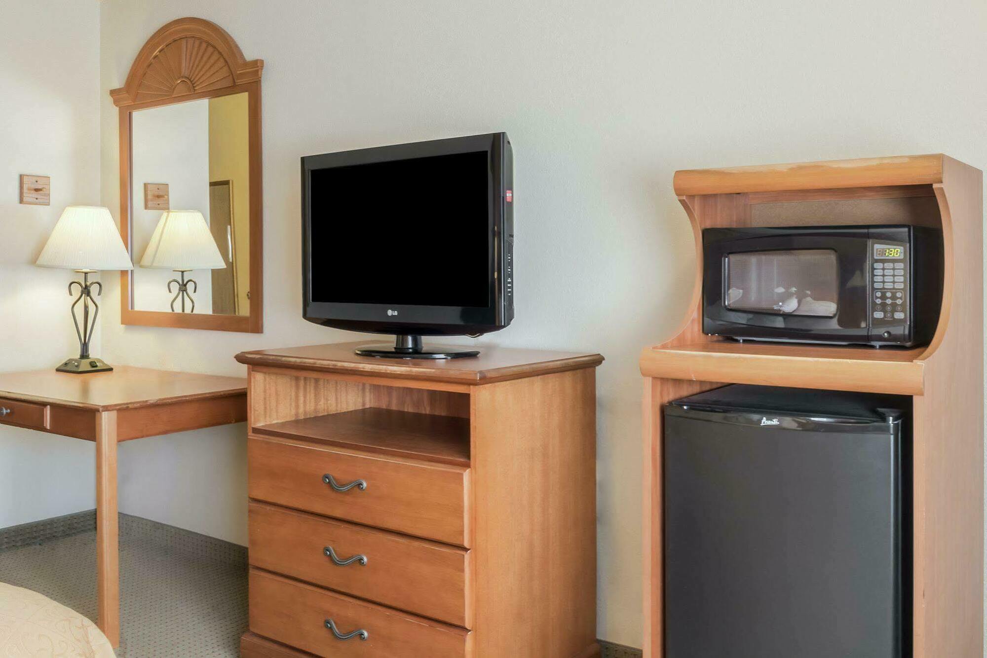 Quality Inn Huron Bagian luar foto