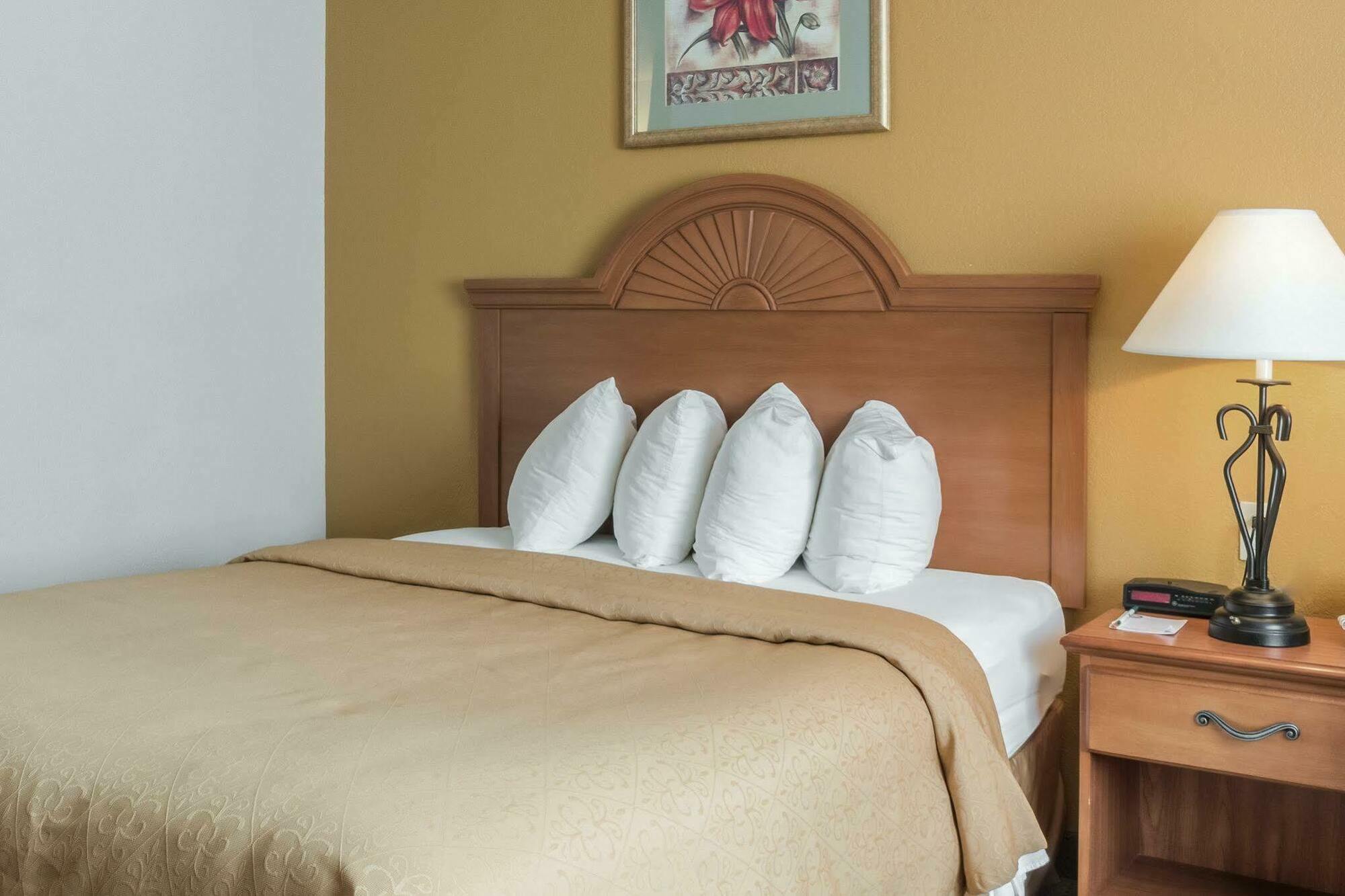 Quality Inn Huron Bagian luar foto